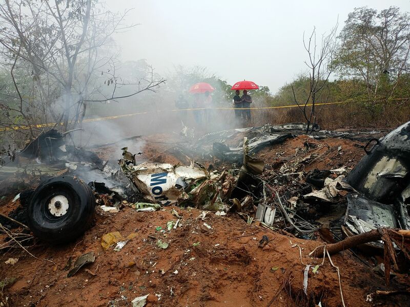 Das Flugzeug stürzte in einer hügeligen Gegend ab.  - Foto: Uncredited/AP/dpa