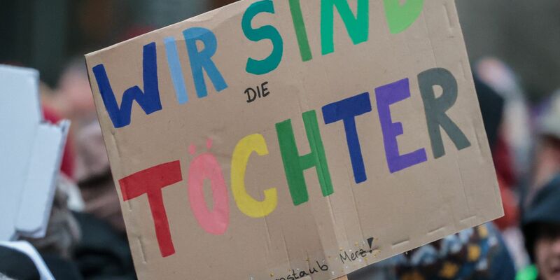 Kanzler Merz hat mit seinen «Stadtbild»-Äußerungen eine Debatte ausgelöst. (Illustration) - Foto: Focke Strangmann/dpa