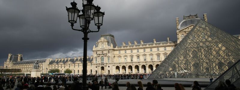 Mit den Sicherheitsvorkehrungen im Pariser Louvre soll es nicht zum Besten bestellt sein (Archivbild). - Foto: Christophe Ena/AP/dpa