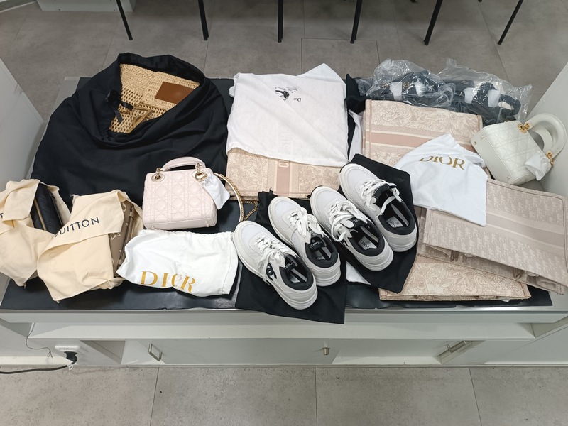 HZA-K: Shoppingtour in Dubai endet für Mutter und Tochter mit Steuerstrafverfahren / Kölner Zoll vereitelt Schmuggelversuch von Luxus-Handtaschen und -Schuhen - Foto: presseportal.de