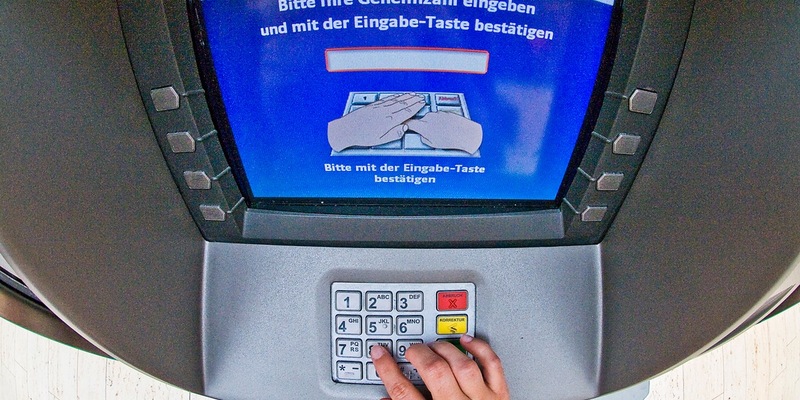 POL-DA: Ginsheim: Trickdiebe bringen Dame am Geldautomaten um fast 1.000 Euro / Wichtige Hinweise der Polizei - Foto: presseportal.de