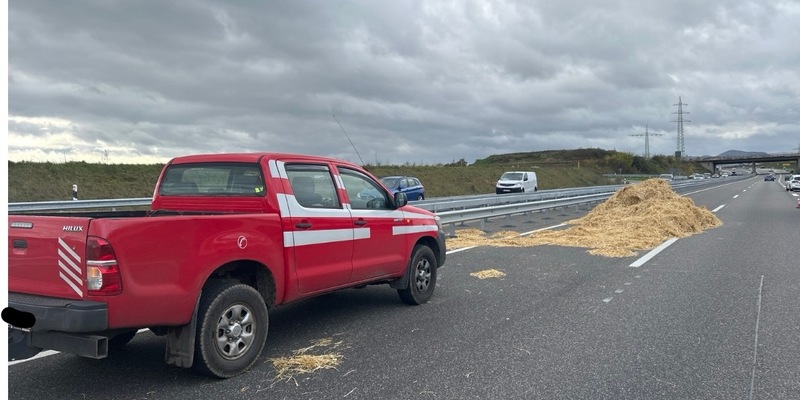 POL-PDLD: B10/AS LD-Nord - Verlorener Heuballen - Foto: presseportal.de