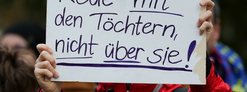 250 Demonstranten versammelten sich vor der Dresdner Staatskanzlei während des Besuchs des Kanzlers in der sächsischen Hauptstadt. - Foto: Jan Woitas/dpa