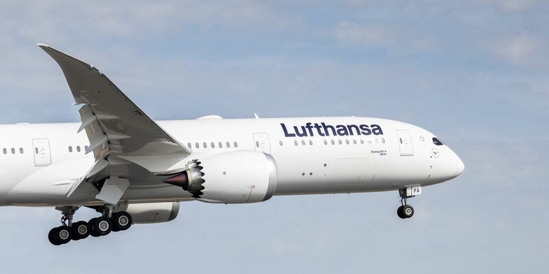 Die Maschine wurde nach Boston umgeleitet, wo der Verdächtige festgenommen wurde. (Symbolbild) - Foto: Hannes P Albert/dpa