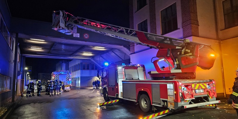 FW-AR: Feuer durch Wartungsarbeiten- Einheiten Neheim und Voßwinkel üben gemeinsam - Foto: presseportal.de