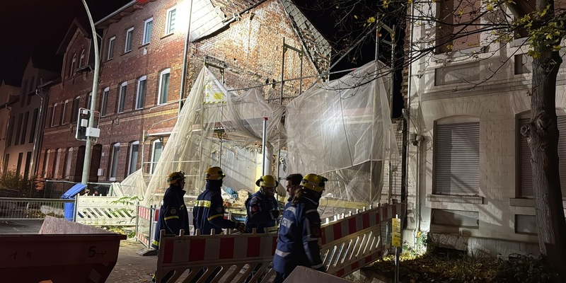 FW Helmstedt: Baugerüst drohte in Helmstedt umzustürzen - Feuerwehr und THW im Einsatz - Foto: presseportal.de