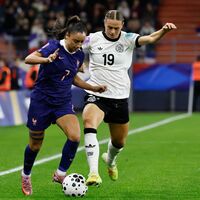 Die deutschen Fußballerinnen lassen sich in Caen für den Final-Einzug feiern. - Foto: Jeremias Gonzalez/AP/dpa