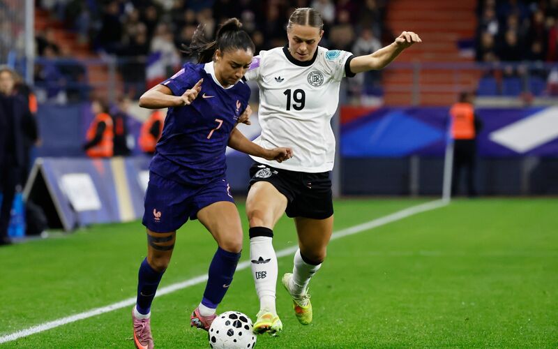 Die deutschen Fußballerinnen lassen sich in Caen für den Final-Einzug feiern. - Foto: Jeremias Gonzalez/AP/dpa