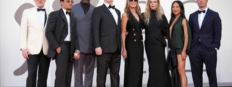 Der Film feierte in Venedig Premiere Anfang September - das Team von links nach rechts: Jared Harris, Anthony Ramos, Idris Elba, Tracy Letts, Regisseurin Kathryn Bigelow, Rebecca Ferguson, Greta Lee und Gabriel Basso. (Archivbild) - Foto: Alessandra Tarantino/Invision/AP/dpa
