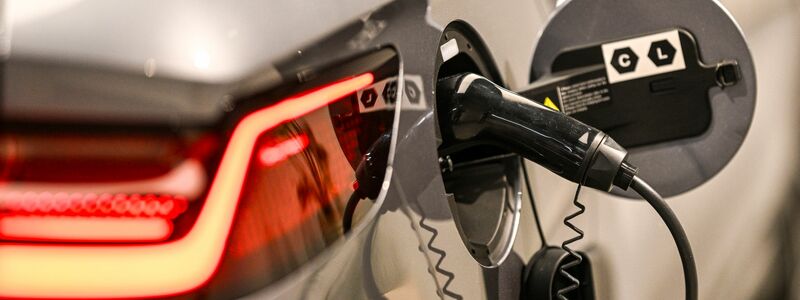 Elektroautos machen weltweit einen immer höheren Anteil der Neuzulassungen aus. (Symbolbild) - Foto: Jens Kalaene/dpa