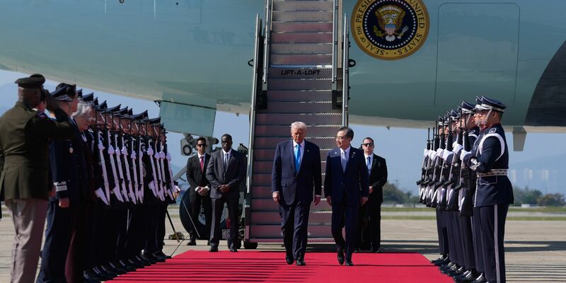 Trump ist in Südkorea angekommen. Morgen trifft er sich mit Xi. - Foto: Mark Schiefelbein/AP/dpa