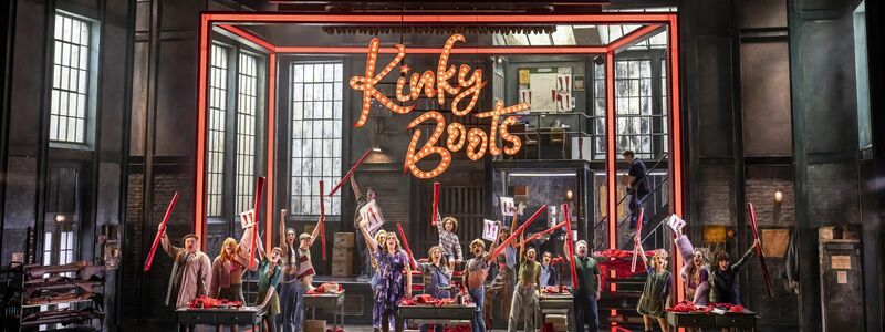 «Kinky Boots» erzählt die Geschichte von Charlie Price, der die angeschlagene Schuhfabrik seines toten Vaters erbt. - Foto: Johan Persson/ATG Entertainment/dpa