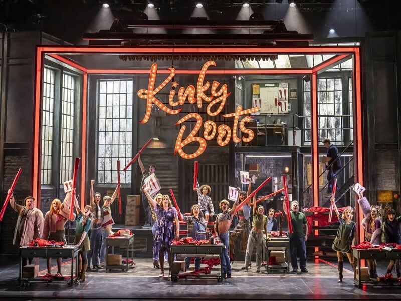 «Kinky Boots» erzählt die Geschichte von Charlie Price, der die angeschlagene Schuhfabrik seines toten Vaters erbt. - Foto: Johan Persson/ATG Entertainment/dpa