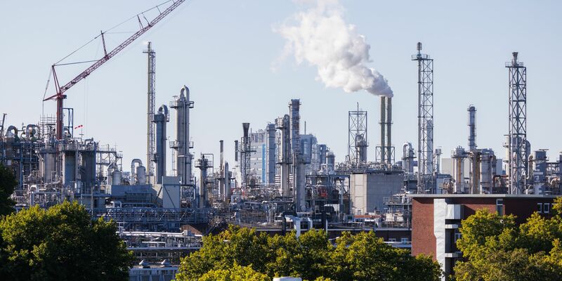 Spürt die schwache Nachfrage: der weltgrößte Chemiekonzern BASF. (Archivbild) - Foto: Lando Hass/dpa