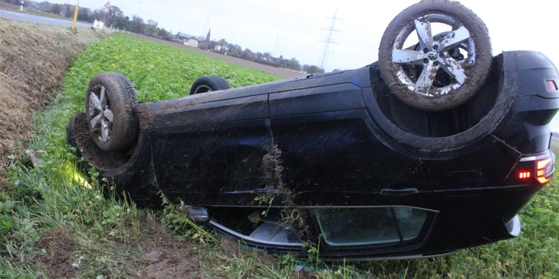 POL-DN: Auto überschlägt sich auf nasser Fahrbahn - Fahrerin leicht verletzt - Foto: presseportal.de