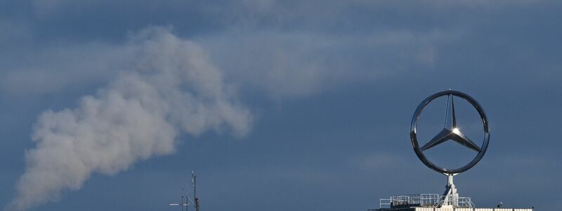 Mercedes-Benz mit Gewinneinbruch. (Foto aktuell) - Foto: Bernd Weißbrod/dpa