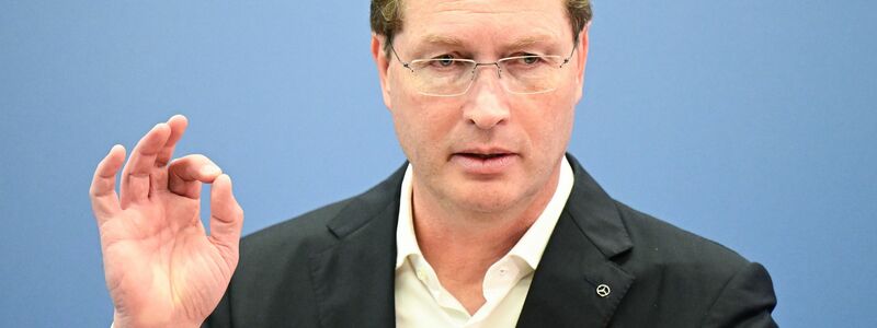 Vorstandschef Ola Källenius bekräftigt die Jahresprognose des Autobauers. (Foto-Archiv) - Foto: Bernd Weißbrod/dpa