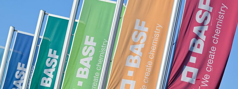 Der Chemieriese hat seine Jahresziele angepasst. (Archivbild) - Foto: Uwe Anspach/dpa