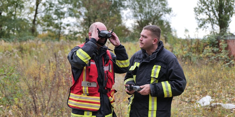 FW-DO: Unklare Rauchentwicklung aus einsturzgefährdeter Lagerhalle: Feuerwehr setzt Spezialtechnik und Drohne ein - Foto: presseportal.de