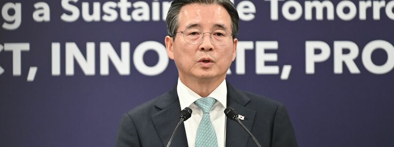 Kim Yong Bum, Leiter im Präsidentenstab für Politik, gibt Auskunft über die Details der Handelseinigung mit den USA. - Foto: Johannes Neudecker/dpa