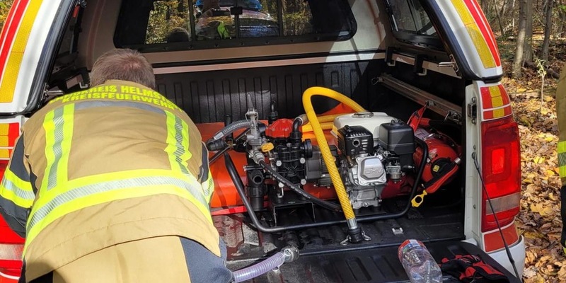 FW Helmstedt: Feuerwehr löscht illegales Lagerfeuer im Waldgebiet bei Helmstedt - Foto: presseportal.de