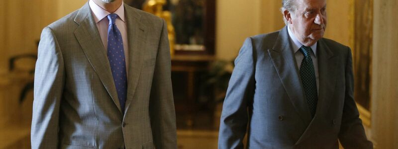 Spaniens König Felipe hält Abstand zu seinem umstrittenen Vater, Altkönig Juan Carlos. (Archivbild) - Foto: Paco Campos/EFE/EPA/dpa
