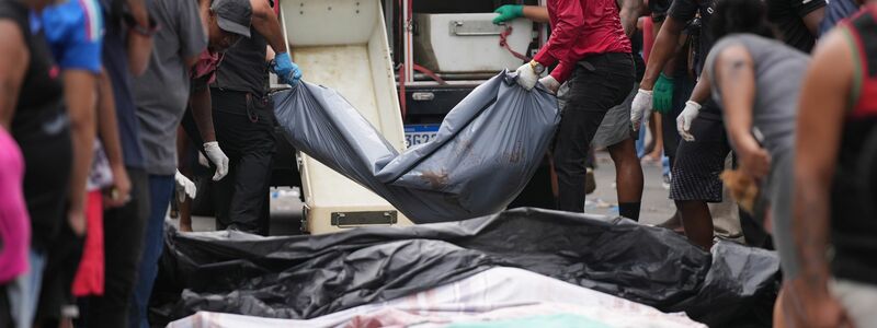 Familien trauerten um ihre toten Angehörigen. - Foto: Silvia Izquierdo/AP/dpa