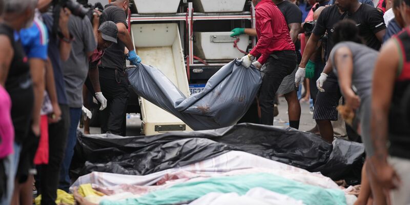 Bewohner der Favela Penha legen Leichen auf der Hauptstraße des Viertels ab.  - Foto: Silvia Izquierdo/AP/dpa