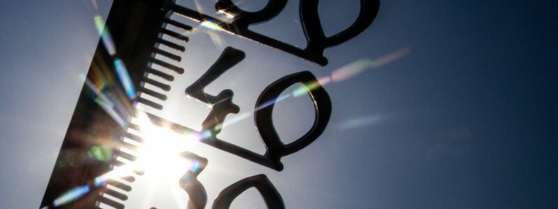 Vor einem wolkenlosen blauen Himmel zeigt ein Außenthermometer in einem Garten bereits am Vormittag über 30 Grad Lufttemperatur an. (Illustration) - Foto: Jens Büttner/dpa