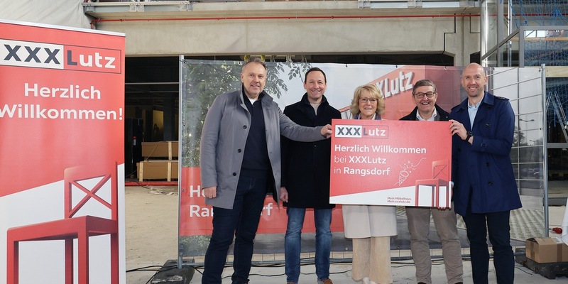 Der Neubau des XXXLutz Möbelhauses in Rangsdorf biegt auf die Zielgerade ein - Foto: presseportal.de