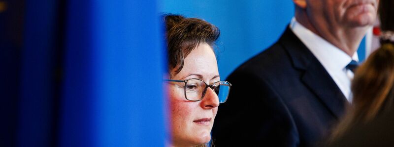 Brandenburgs Agrarministerin Hanka Mittelstädt und Brandenburgs Ministerpräsident Dietmar Woidke (beide SPD) sprechen von einer besorgniserregenden Situation. - Foto: Carsten Koall/dpa