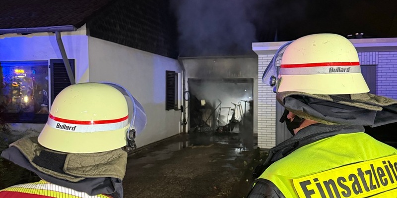 FW-NE: Garage in Vollbrand - Feuerwehr verhindert weitere Ausbreitung - Foto: presseportal.de