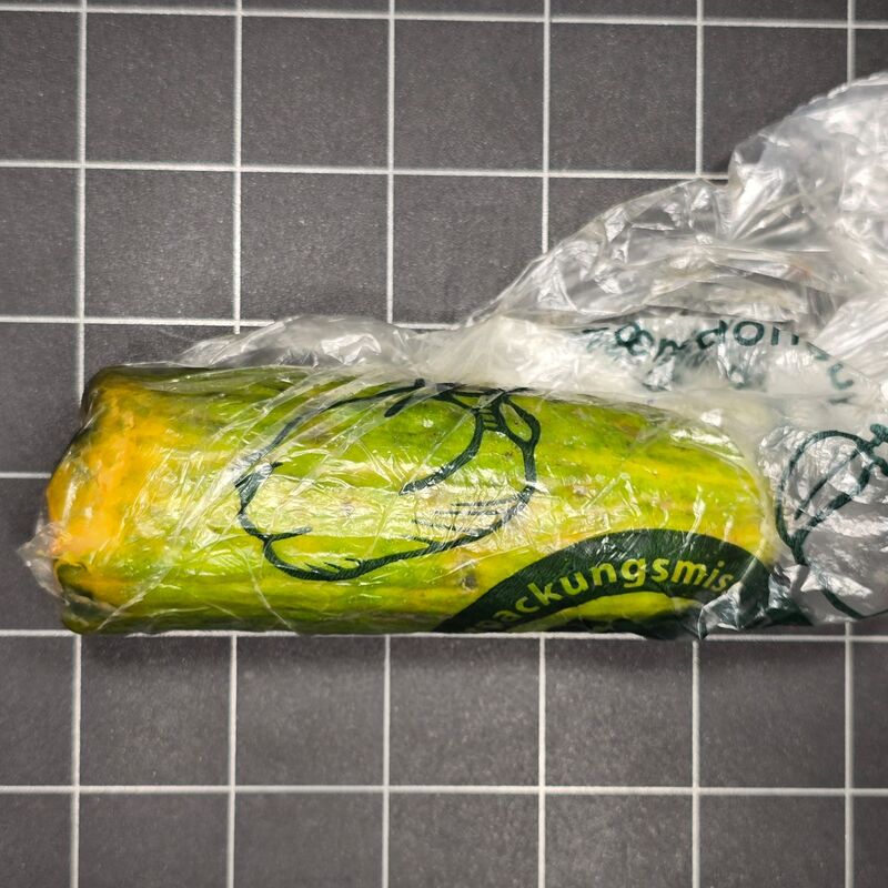 Der Vater der Frau nahm das Paket mit der Gurke an und bezahlte.  - Foto: Polizei Sulzbach-Rosenberg/dpa