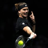 Alexander Zverev tat sich in seinem Auftaktmatch in Paris schwer. - Foto: Dimitar Dilkoff/AFP/dpa