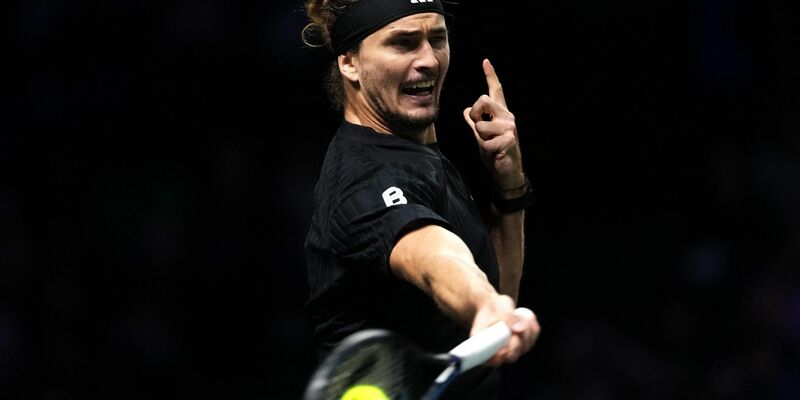 Alexander Zverev tat sich in seinem Auftaktmatch in Paris schwer. - Foto: Dimitar Dilkoff/AFP/dpa