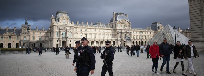 Die zwei weiteren Beteiligten des Einbruchs in den Louvre konnten noch nicht gefasst werden (Archivbild). - Foto: Christophe Ena/AP/dpa