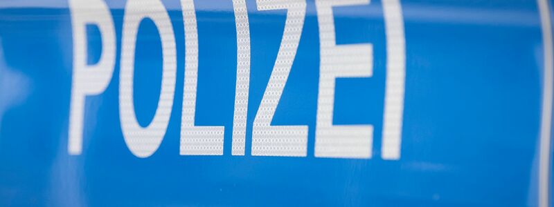 Ein Polizist und der Autofahrer wurden schwer verletzt. (Symbolbild) - Foto: Boris Roessler/dpa