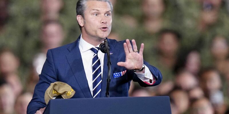 Verkündet schon wieder einen tödlichen US-Angriff auf ein Boot im Pazifik - Pentagon-Chef Hegseth.  - Foto: ---/kyodo/dpa