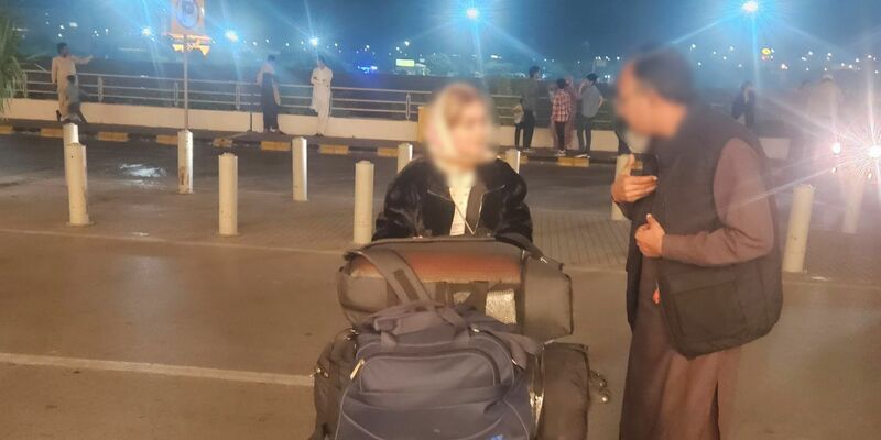 Zum dritten Mal seit dem Regierungswechsel haben sich Afghaninnen und Afghanen mit Aufnahmezusage per Flugzeug von Pakistan nach Deutschland aufgemacht. - Foto: Zia Khan/dpa