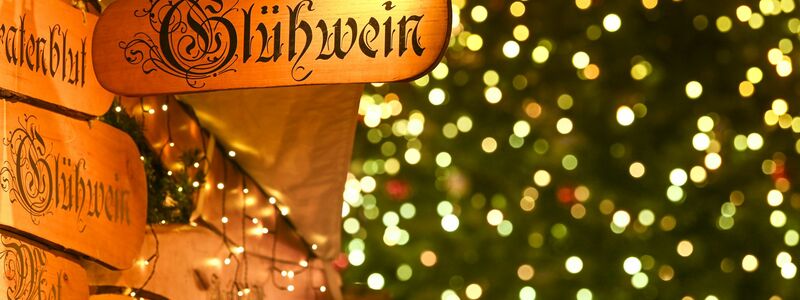 Weihnachtsmarktfans können den ersten Punsch auf einem der Märkte trinken. (Archivbild) - Foto: Heiko Rebsch/dpa