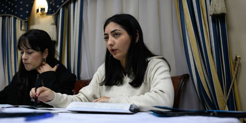 Reem Alabali Radovan (SPD, r), Bundesministerin für wirtschaftliche Zusammenarbeit und Entwicklung, und Pressesprecherin Aline Abboud besprechen im Zug nach Kiew das Reiseprogramm. - Foto: Hendrik Schmidt/dpa
