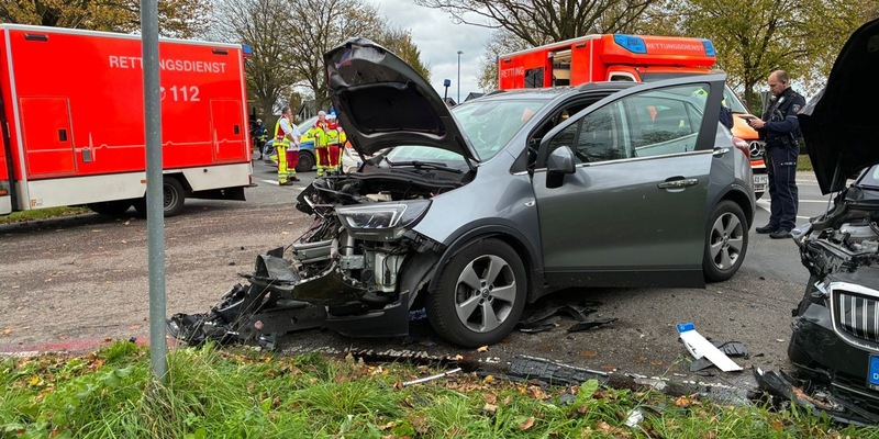 FW-KLE: Verkehrsunfall auf der Gocher Landstraße - vier Personen verletzt - Foto: presseportal.de