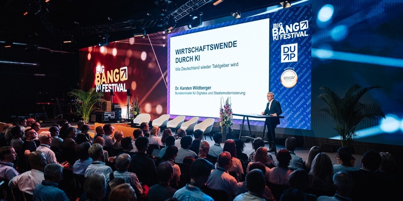 Digitalminister Dr. Karsten Wildberger beim BIG BANG KI FESTIVAL 2026 dabei / Ebenfalls auf der Bühne: Grünen Co-Chefin Brantner, Tim Höttges (Deutsche Telekom) und Rolf Schumann (Schwarz Digits) - Foto: presseportal.de