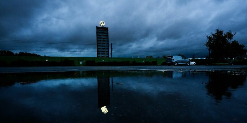 Produktionsstopps wegen fehlender Halbleiter konnte VW bisher vermeiden. - Foto: Julian Stratenschulte/dpa