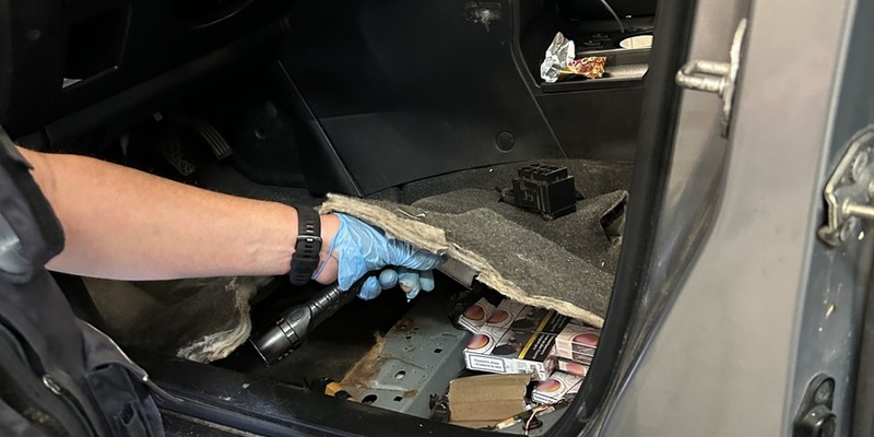 HZA-LA: Zoll stoppt Zigarettenschmuggel - 24.600 Zigaretten in Hohlräumen versteckt - Foto: presseportal.de