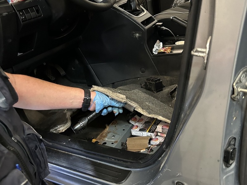 HZA-LA: Zoll stoppt Zigarettenschmuggel - 24.600 Zigaretten in Hohlräumen versteckt - Foto: presseportal.de