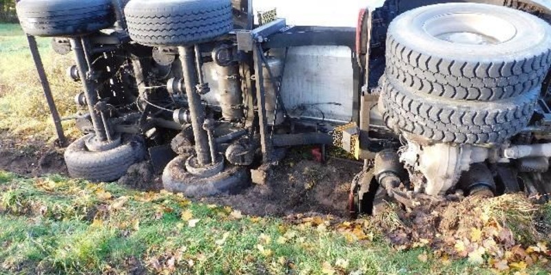 POL-HK: Soltau: Versuch der Kontrolle zu entziehen; Wietzendorf: Sattelzug kippt auf Seite (FOTO) - Foto: presseportal.de