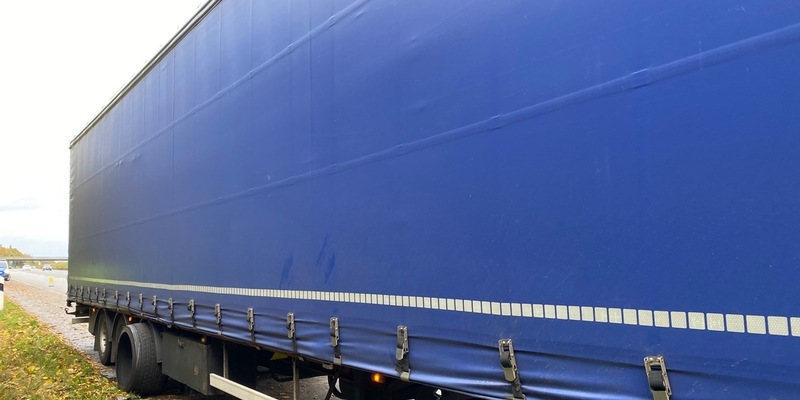 POL-SE: Elmshorn / BAB 23 - Lkw mit Reifenschaden - Fahrer ohne Fahrerlaubnis - Foto: presseportal.de