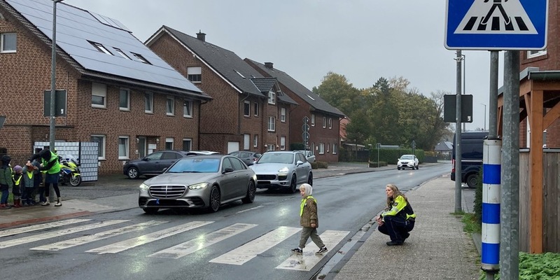 POL-COE: Dülmen-Merfeld/Mehr Sicherheit im Straßenverkehr für Kinder - Polizei übt im Rahmen der Verkehrserziehung das sichere Überqueren von Füßgängerüberwegen - Foto: presseportal.de