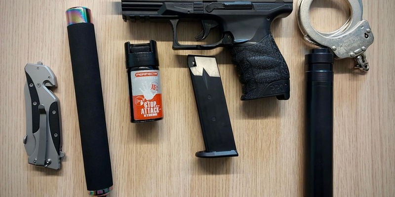 BPOL-HRO: Bundespolizisten beschlagnahmen gefährliche Gegenstände und vollstrecken Haftbefehl - Foto: presseportal.de